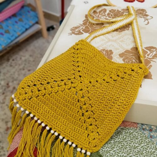 Bolsito de ganchillo amarillo