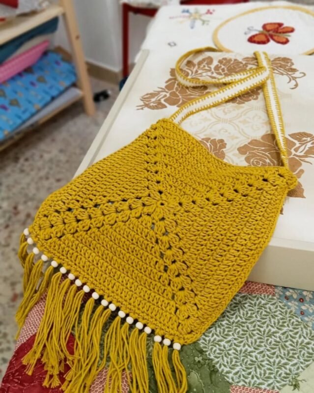 Bolsito de ganchillo amarillo