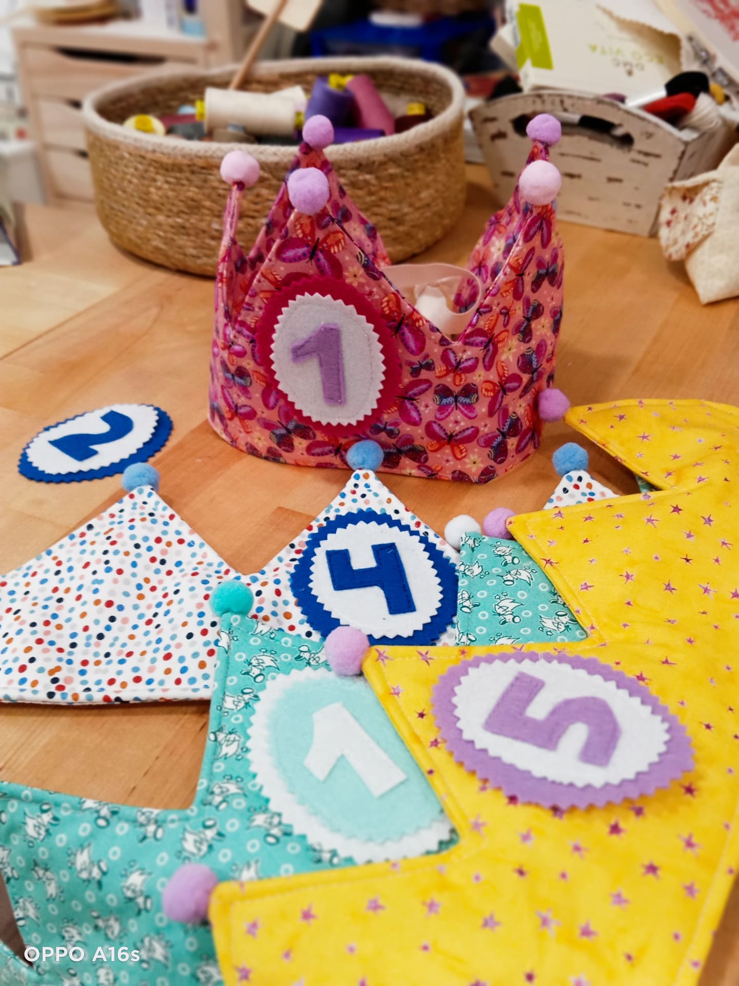 Coronas artesanales de tela cumpleanos bebe (1)