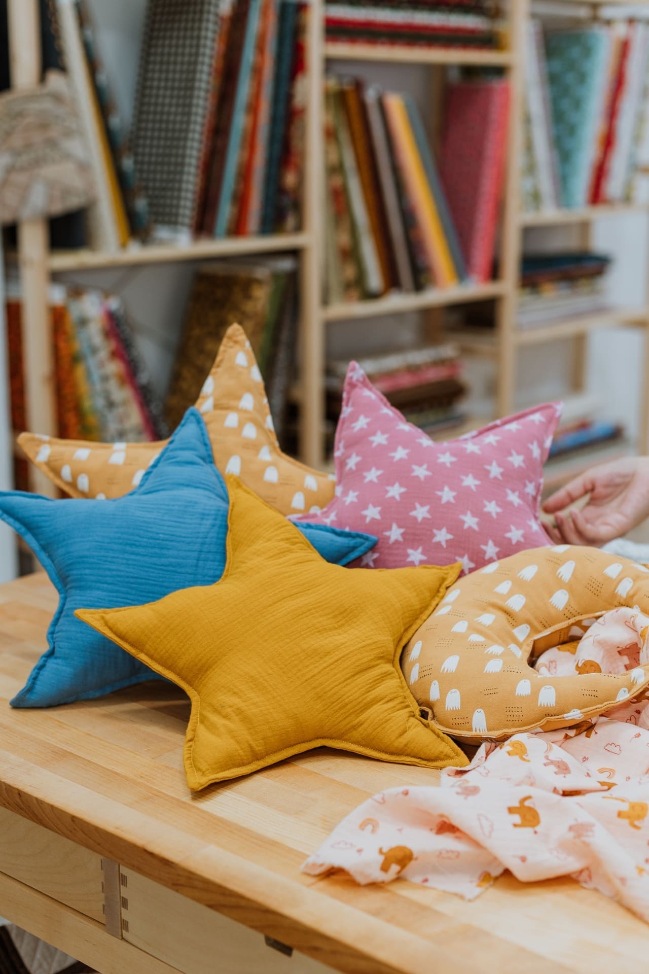 cojines infantiles en forma de estrella y luna